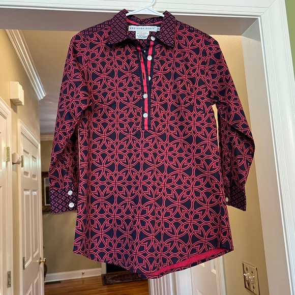 EUC Gretchen Scott Navy Pink Popover Stretch Top Blouse Shirt Size SMALL - Picture 1 of 3
